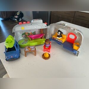 Fisher-Price Little People Light-up Learning Camper Playset